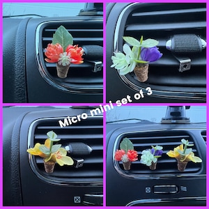 Könnte beinhalten: Set mit drei kleinen künstlichen Blumenarrangements in Töpfen, die in die Lüftungsschlitze eines Autos passen. Die Blumen sind rot, gelb und lila. Der Text "Micro mini set of 3" ist im Bild sichtbar.
