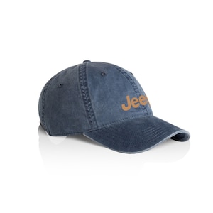 Peut inclure: Casquette de baseball bleu denim avec le mot "Jeep" brodé en marron clair sur le devant. La casquette a une visière incurvée et une conception à six panneaux avec un bouton sur le dessus.