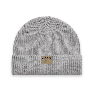 Pode incluir: Boné de malha cinzento com um remendo marrom que diz "Jeep Girl" em letras pretas.