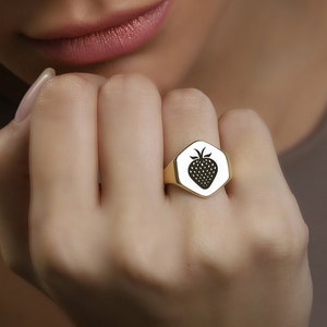 Leuke gouden ring aardbei · Gegraveerde fruitring · Gouden zegelring · Zeshoekige ring