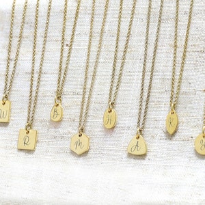 Collar con nombre inicial personalizado · Collar con colgante de moneda · Colgante grabado a mano personalizado - Collar con letras de oro macizo de 14 k