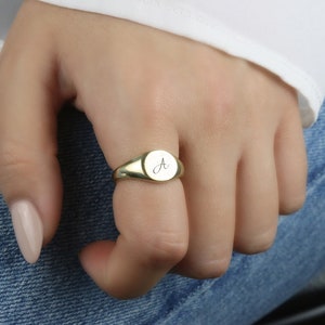Anillo con letra manuscrita personalizada · Anillo con letra escrita a mano · Anillo con inicial personal · Anillo con sello de letra