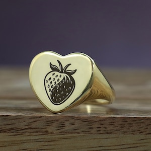 14k gouden zegelring aardbei · Fruitsieraden · Gegraveerde ring aardbei · Hartvormige ring