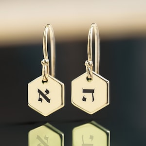 Pendientes con letras hebreas bíblicas · Pendientes personalizados · Pendientes con iniciales grabadas · Pendientes colgantes hexagonales