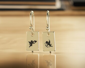 Pendientes de Cupido con grabado · Pendientes de Cupido personalizados · Pendientes de Cupido dorados · Pendientes rectangulares colgantes