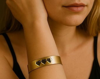 Bracciale rigido a cuori pixelati a basso HP · Bracciale rigido aperto in oro · Gioielli da giocatore unisex · Bracciale rigido a cuori pixelati retrò