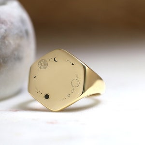 14k gouden ruimtezegelring · Ring met gegraveerde sterren · Zeshoekige ring · Geekring · Kosmische ring