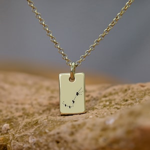 Collar con colgante de Escorpio grabado · Collar dorado con mapa estelar de Escorpio · Collar con colgante rectangular