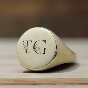 Anillo de sello de oro con iniciales para pareja · Anillo con letras grabadas en flor · Anillo de aniversario para pareja · Anillo llamativo