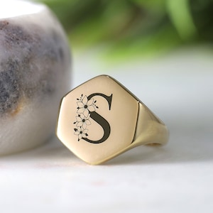 Anillo de oro con letra decorada con flores · Anillo con iniciales grabadas · Anillo con sello de letra personalizado · Anillo de aniversario