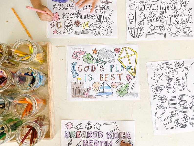 Puede incluir: Un conjunto de p&aacute;ginas para colorear con temas religiosos. Las p&aacute;ginas presentan ilustraciones de una cometa, una concha, una estrella de mar, un pez y una ballena. El texto en las p&aacute;ginas incluye "El plan de Dios es el mejor", "La verdad viene de Dios" y "Breaker Rock Beach".
