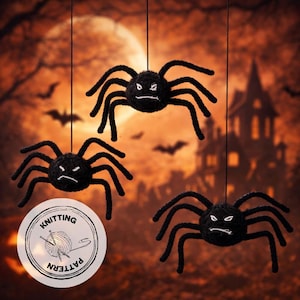 Könnte beinhalten: Drei schwarze, gestrickte Spinnen mit wütenden Gesichtern hängen an Fäden vor einem Halloween-Hintergrund. Die Spinnen haben acht Beine und weiß gestickte Augen und Münder. Ein Strickmuster-Logo befindet sich im Vordergrund.