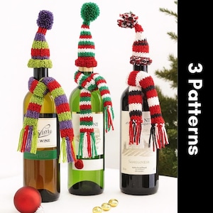Puede incluir: Tres botellas de vino están adornadas con adornos y bufandas de punto festivos. Cada botella tiene una combinación de colores diferente: morado, verde y rojo. El texto "3 Patterns" es visible a la derecha. Una bola roja y adornos dorados están en primer plano.
