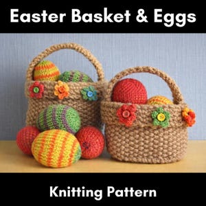Op de afbeelding: Twee gebreide paasmandjes met handvatten, gevuld met kleurrijke garen eieren. De manden zijn versierd met bloemapplicaties en knopen. De tekst "Easter Basket & Eggs" en "Knitting Pattern" wordt weergegeven.