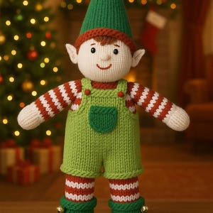 Peut inclure: Poupée elfe de Noël tricotée, avec un chapeau pointu vert, une salopette verte et des manches et chaussettes rayées rouges et blanches. L'elfe a un visage souriant, des oreilles pointues et des chaussures vertes avec des cloches dorées. Un sapin de Noël est en arrière-plan.