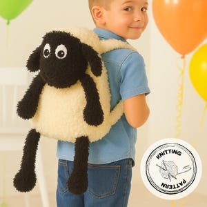 Peut inclure: Un sac à dos en forme de mouton, porté par un enfant. Le sac est de couleur crème avec des détails noirs, notamment la tête, les pattes et les oreilles. L'image comprend également des ballons et un logo circulaire "Knitting Pattern".