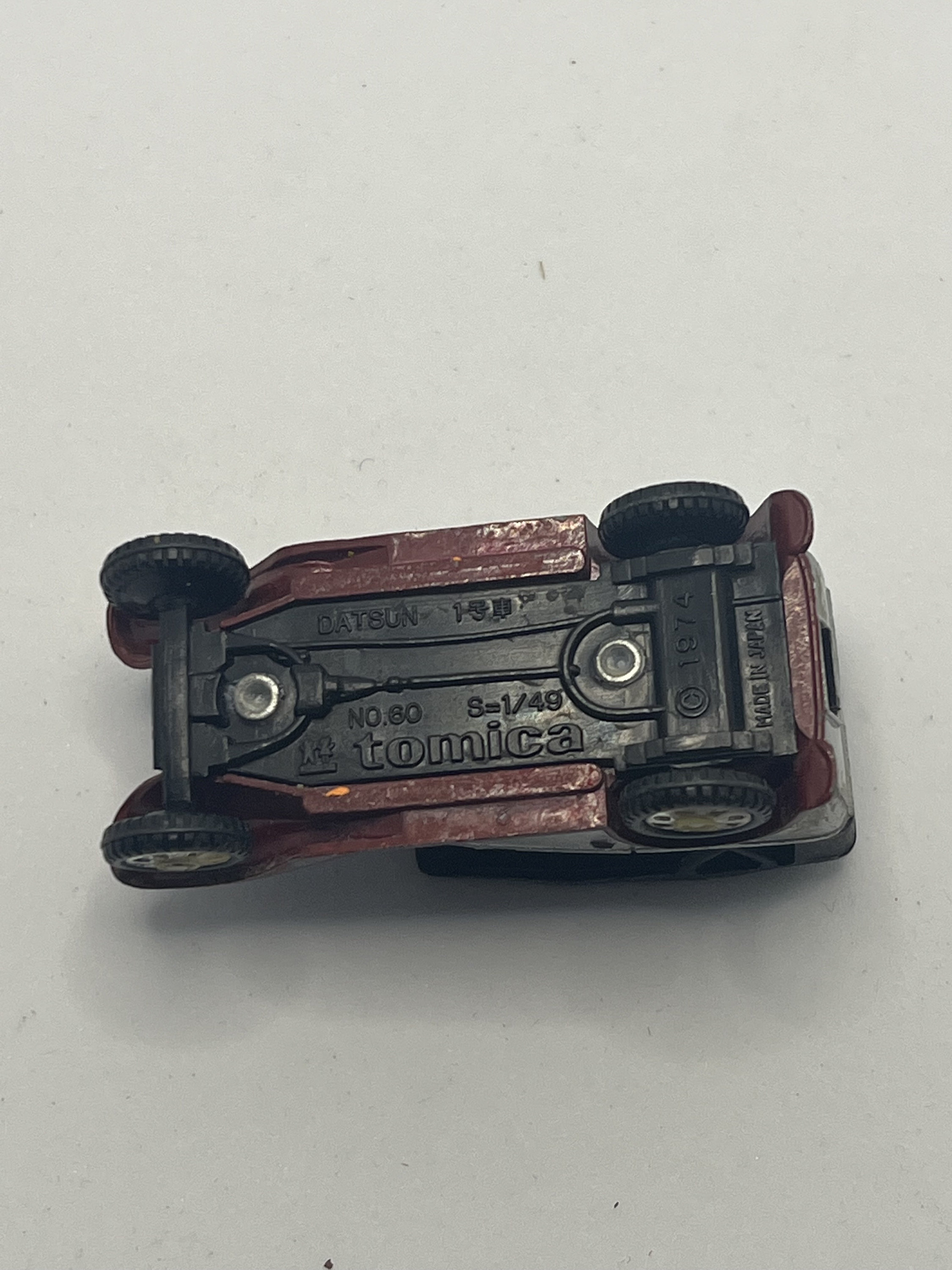 1974 Tomica Antique DATSUN SEDAN Color Silver/red No. 60 Scale 1