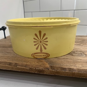 Vintage Retro 2 Quart Yellow Tupperware Servalier Canister 1204-3