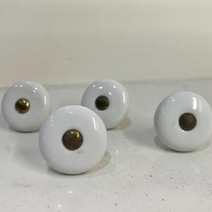 Vintage vita keramik- och mässingsknoppar, set om 4 - set om 2, 3,8 cm runda reservhandtag