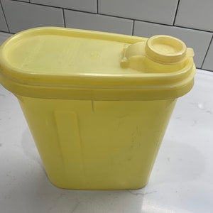 Vintage 2 Quart Tupperware Store and Pour Yellow Beverage Buddy #587