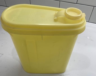 Vintage 2 Quart Tupperware Store and Pour Yellow Beverage Buddy #587