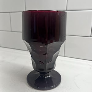 Rubinowo-czerwona kotwica Hocking Georgian Footed Honeycomb Heavy Drink Glass