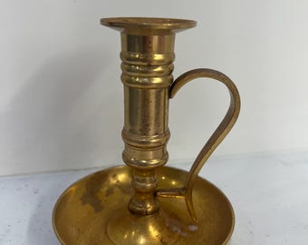 Vintage mässingsljusstake med fingerögla och droppbricka