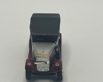 1974 Tomica Antique DATSUN SEDAN Color Silver/red No. 60 Scale 1