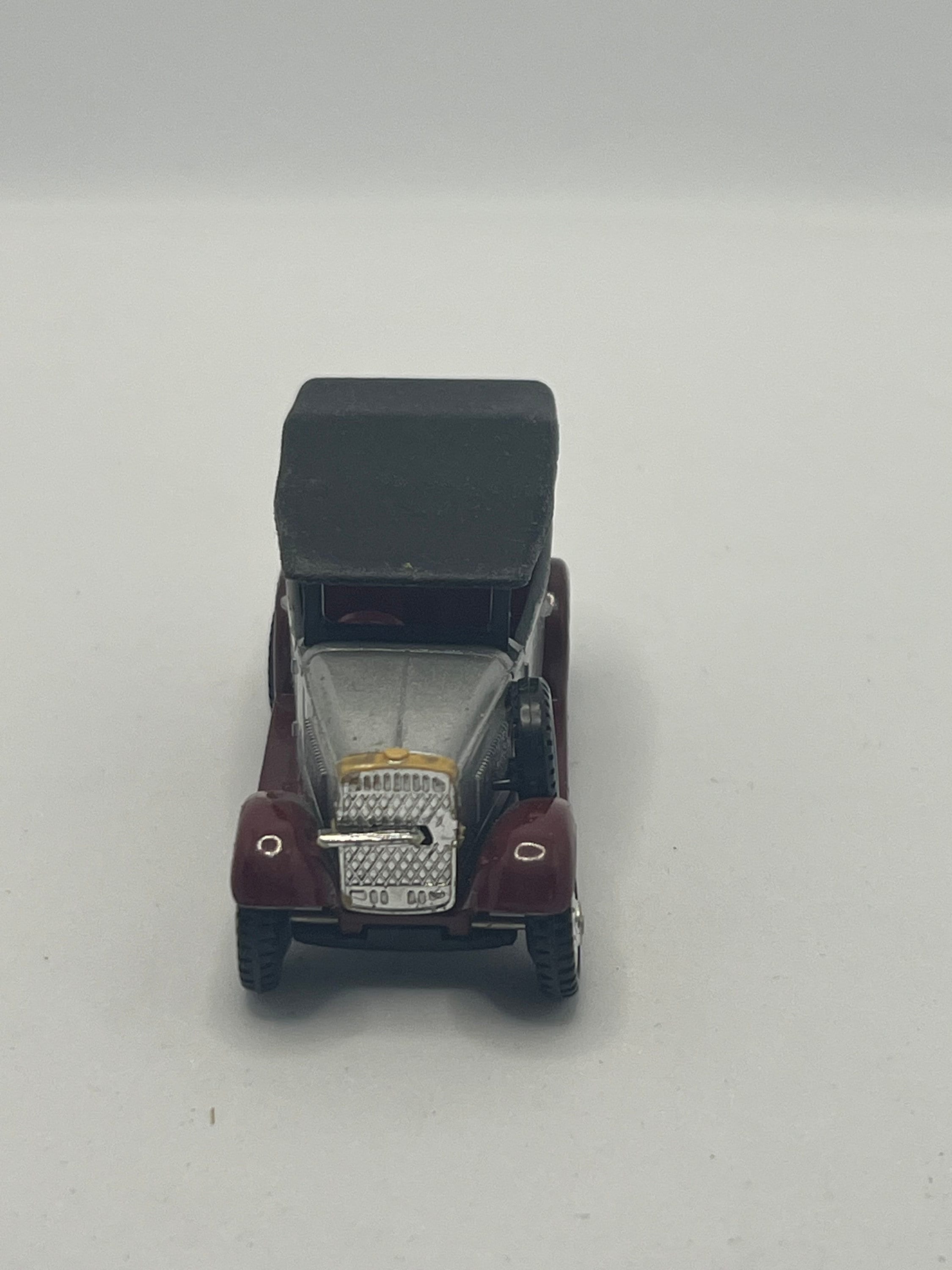 1974 Tomica Antique DATSUN SEDAN Color Silver/red No. 60 Scale 1