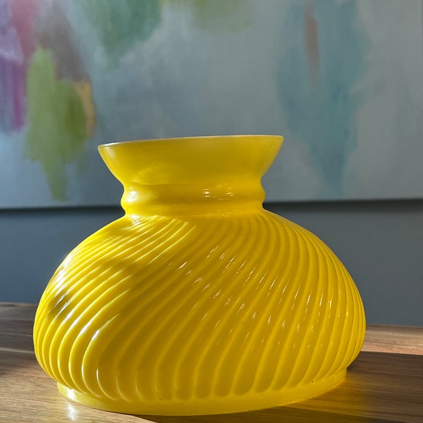 Lámpara de huracán de vidrio de leche con fuego amarillo vintage GWTW 6.75" Fitter