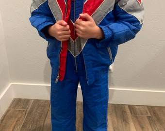 Crianças Pequeno Vintage Isolado Ski Bibs e Combinando Vermelho Cinza e Azul Jaqueta
