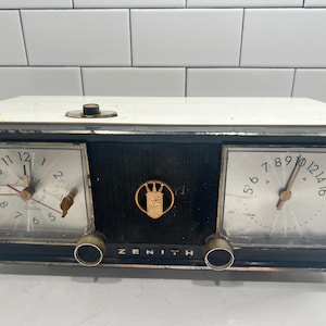 Vintage 1950s Zenith Clock Radio Collectible Model C624