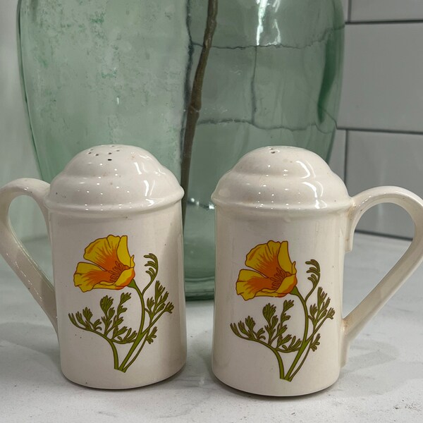 Vintage bloemenzout- en peperstrooiers met handvat | Gele Bloemenkeuken