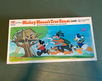 Könnte beinhalten: Ein Vintage-Brettspiel Mickey Mouse's Tree House mit Mickey Mouse, Goofy, Donald Duck und Pluto. Die Spielschachtel zeigt eine Comic-Illustration der Figuren, die in einem Baumhaus spielen.