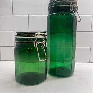 Vintage set groene glazen potten met balensluitingen