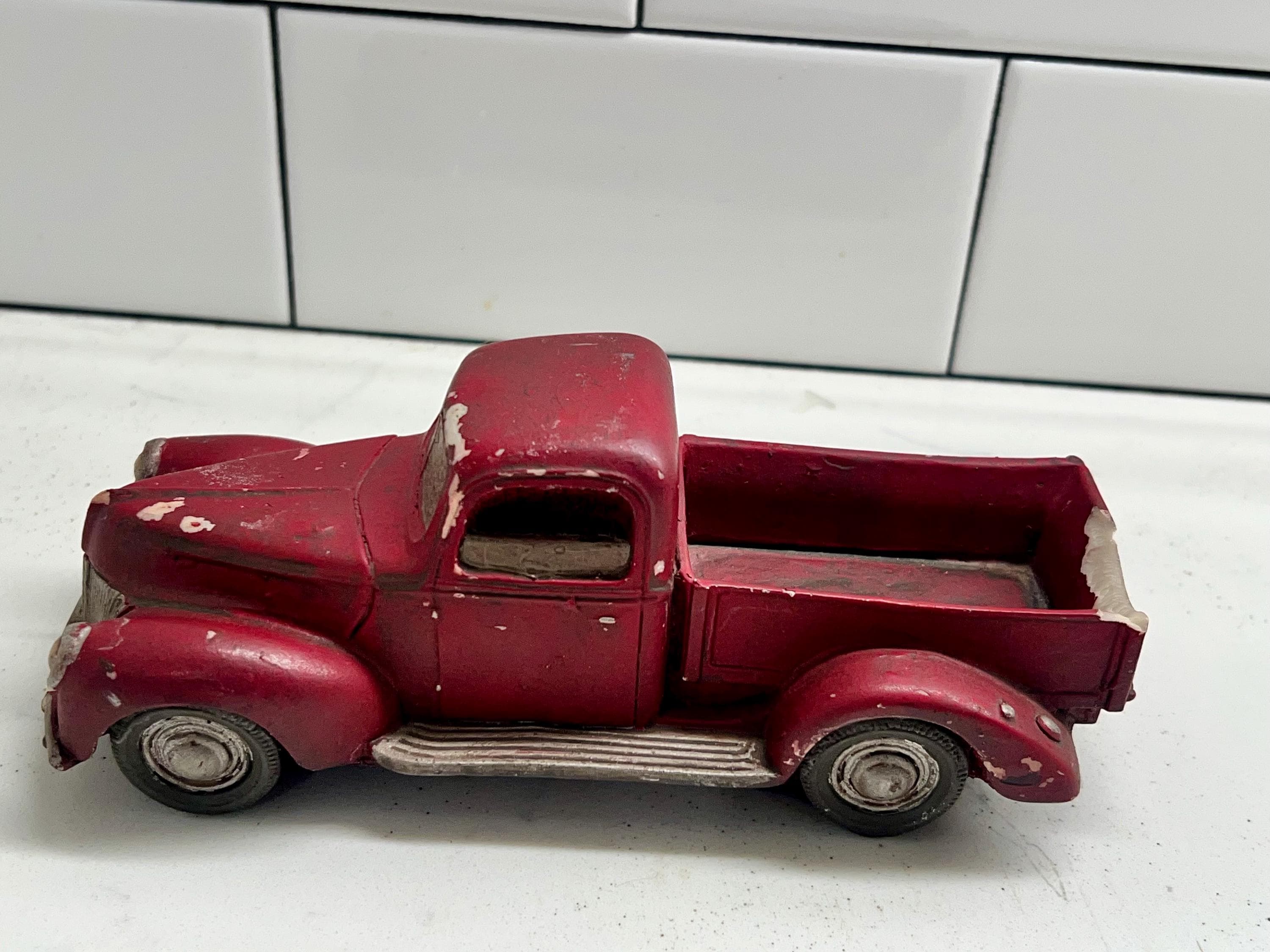 1940年代の赤いフォードピックアップのレプリカ、重厚なゴムの