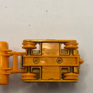 Pu&ograve; includere: Un veicolo da costruzione giocattolo giallo, un Komatsu D65S Shovel Dozer, della serie Tomica No. 106. Il giocattolo &egrave; fatto in Giappone ed &egrave; un modello in scala 1/87.