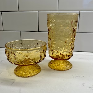 WAHL Vintage Anchor Hocking Milano 11 Footed Eistee-Gläser | 11 Dessert Champagner Gläser | Mid Century bernsteinfarbene Crinkle Glaswaren