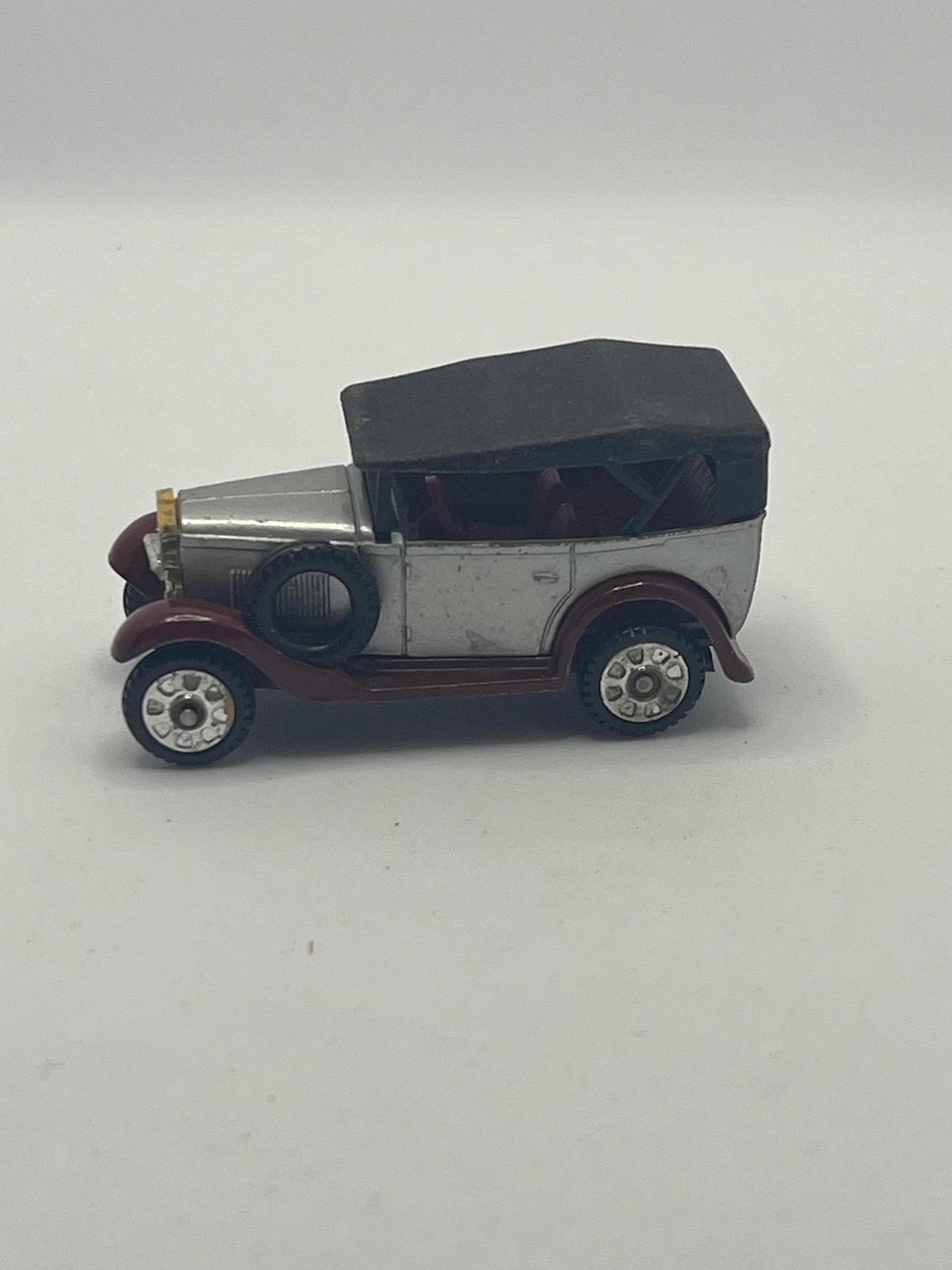 1974 Tomica Antique DATSUN SEDAN Color Silver/red No. 60 Scale 1