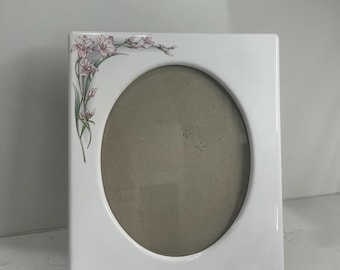 Marco de fotos de cerámica con diseño floral vintage, marco de fotos ovalado con diseño floral rosa, marco de sobremesa de los años 90 de 9,5 x 12 pulgadas