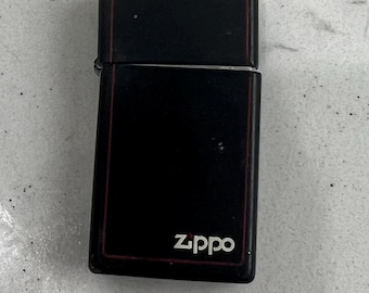Encendedor de butano Zippo vintage negro de 1997 con tapa abatible y raya roja, coleccionable - Tobacciana