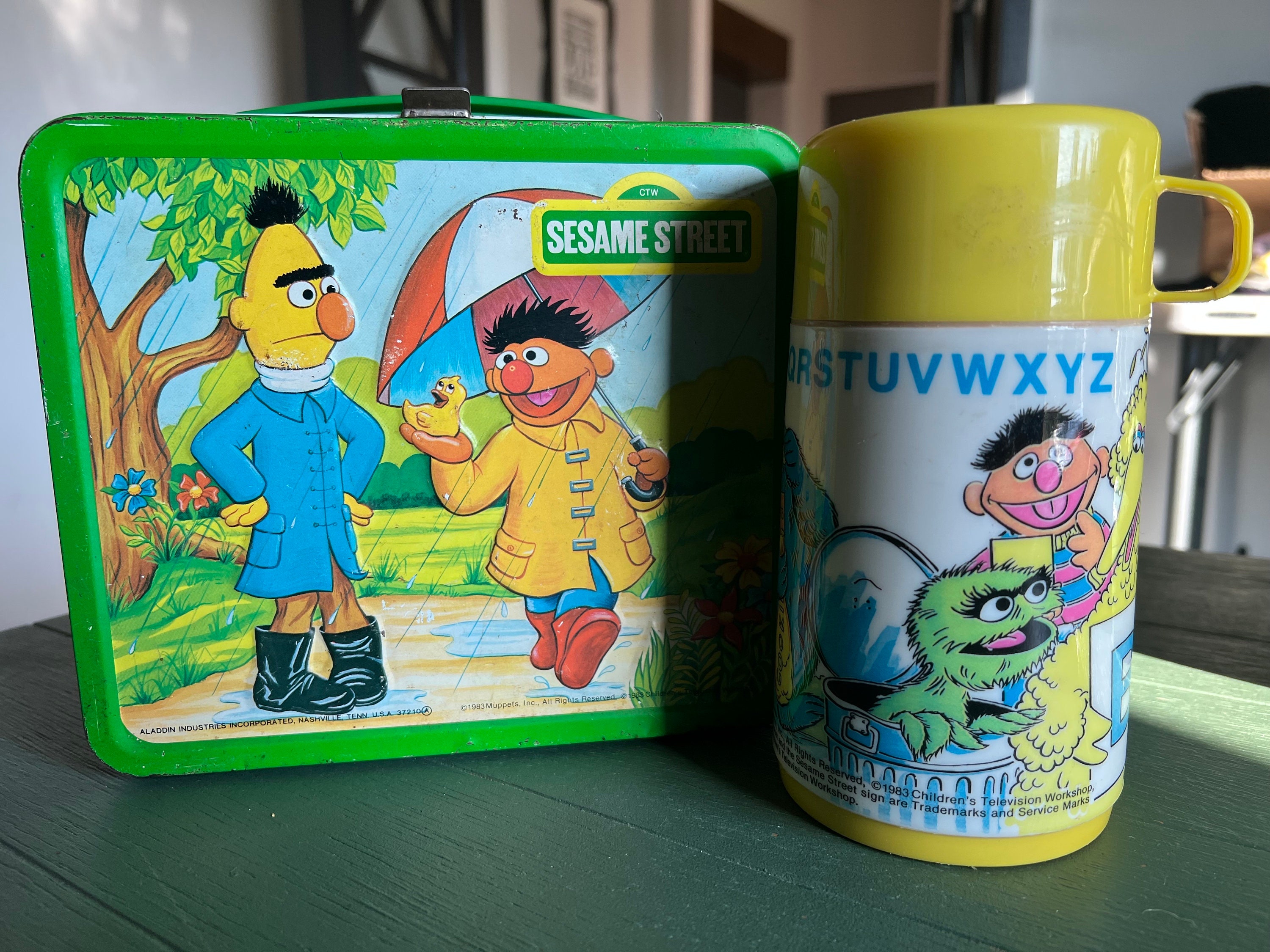 登場! Sesame Muppets 1983 Aladdin Vintage Street Lunchbox Metal カップ