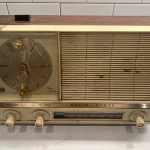 Vintage Arvin Electric Transistor Solid State AM/FM Clock Radio Model 48R18 Walnut Wood Grain