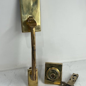 Stort vintagedörrhandtag i mässing med låsregel, ytterdörrhandtag