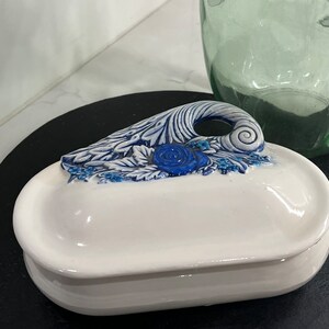 Vintage Oval Byron Moulds 1970er Jahre Schmuckschale mit Deckel Blaue Rosen