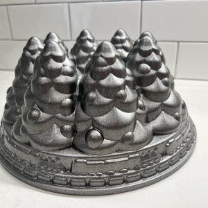 Nordic Ware Christmas Holiday Tree Bundt Pan Cast Aluminum USA