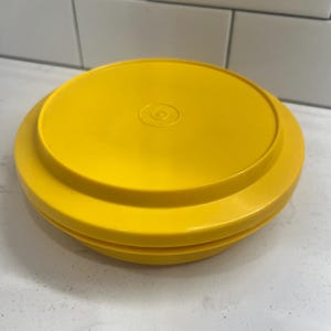 Ciotola Tupperware Vintage Seal and Serve da 6&quot; con coperchio n. 1208 gialla