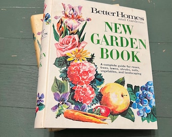 Puede incluir: Un libro de jardinería vintage "Better Homes and Gardens New Garden Book" con un diseño floral en la portada. La portada presenta ilustraciones de varias flores, frutas y verduras. El título del libro está en letras verdes grandes. Una guía completa para rosas, árboles, céspedes, arbustos, suelos, verduras y jardinería.