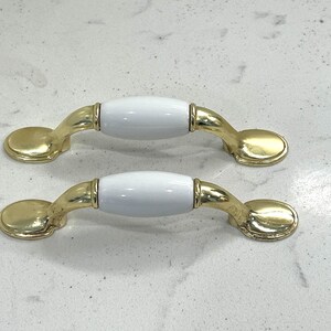 Vintage deux pièces en laiton et céramique blanche poignées de tiroir 3 po. au centre Doré