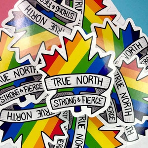 True North Strong and Fierce | Autocollant LGBT canadien | Feuille d’érable gay | Autocollants de bouteille d’eau d’iPad d’ordinateur portable